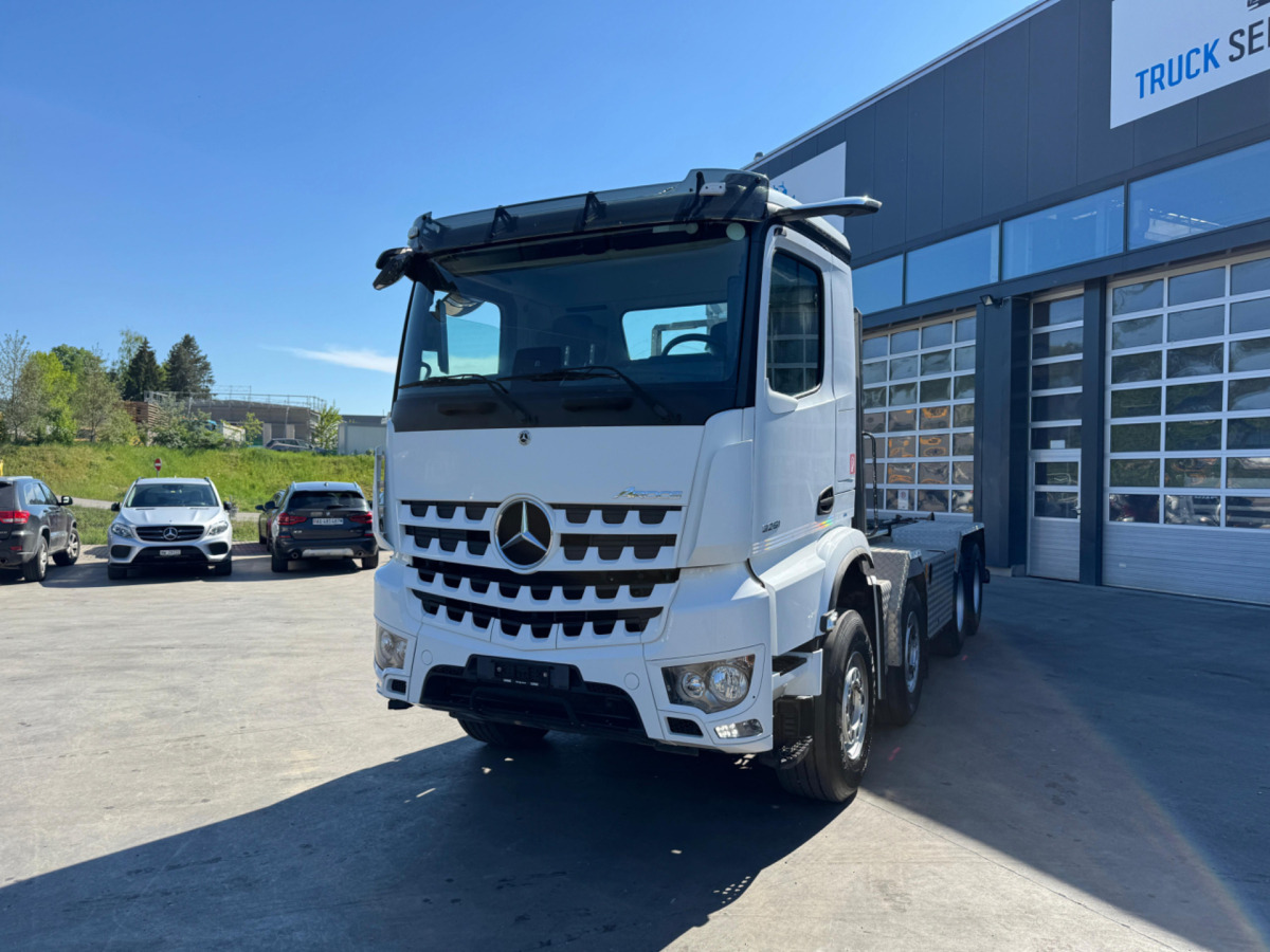 MERCEDES Arocs 3251 8x4 - Camión multibasculante: foto 1 MERCEDES Arocs 3251 8x4 - Camión multibasculante: foto 1