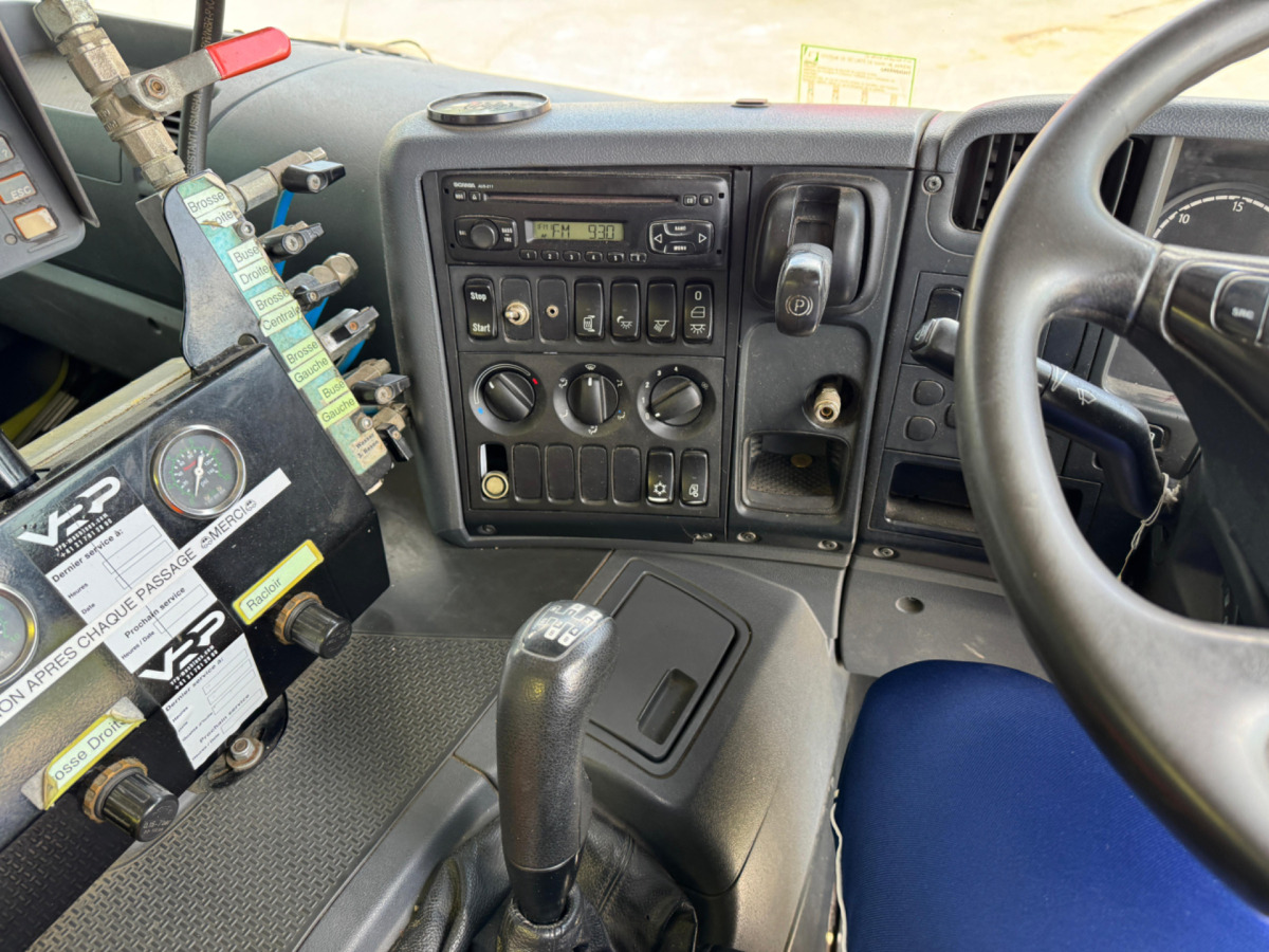 Barredora vial SCANIA P320 4x2 Val-Air Kehrmaschine: foto 16