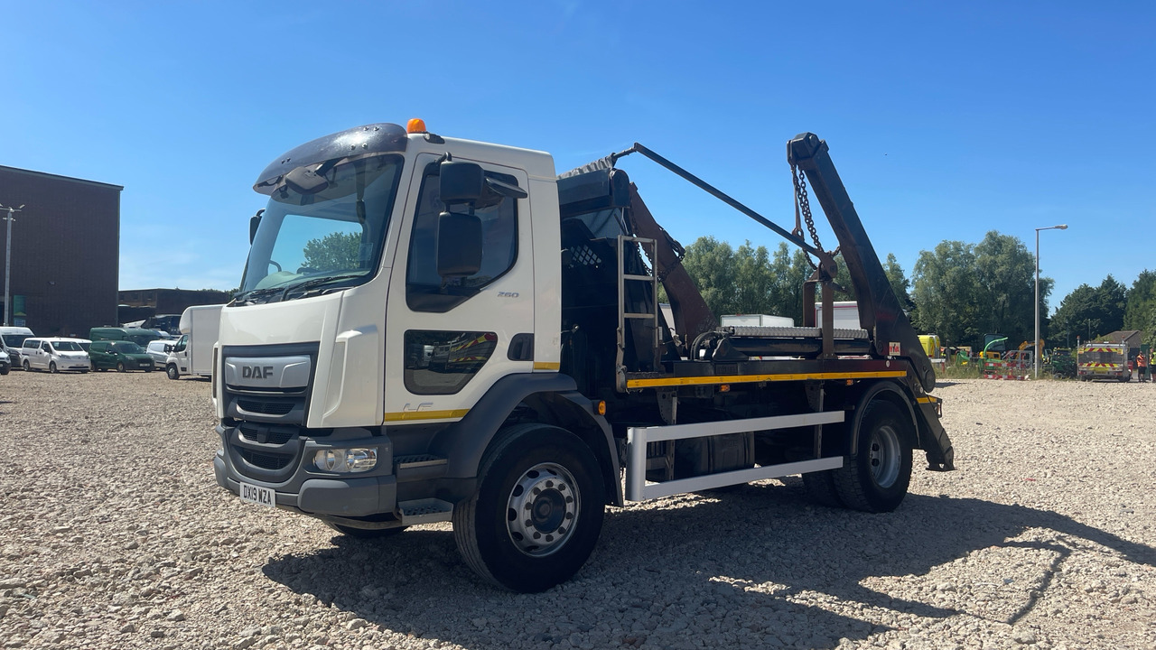 DAF LF 260 - Camión portacontenedor de cadenas: foto 2 DAF LF 260 - Camión portacontenedor de cadenas: foto 2