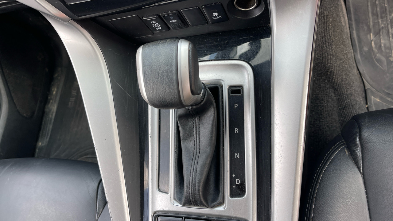 Coche familiar MITSUBISHI SHOGUN SPORT 2.4 DI-DC: foto 10