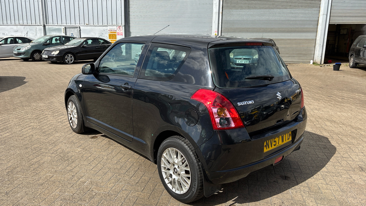 SUZUKI SWIFT 1.3 GL - Hatchback: foto 3 SUZUKI SWIFT 1.3 GL - Hatchback: foto 3