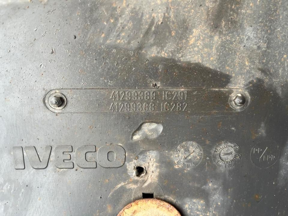 IVECO Stralis 450 Kotflügel vorne rechts 41299389 / 41299388 - Guardabarros para Camión: foto 2 IVECO Stralis 450 Kotflügel vorne rechts 41299389 / 41299388 - Guardabarros para Camión: foto 2