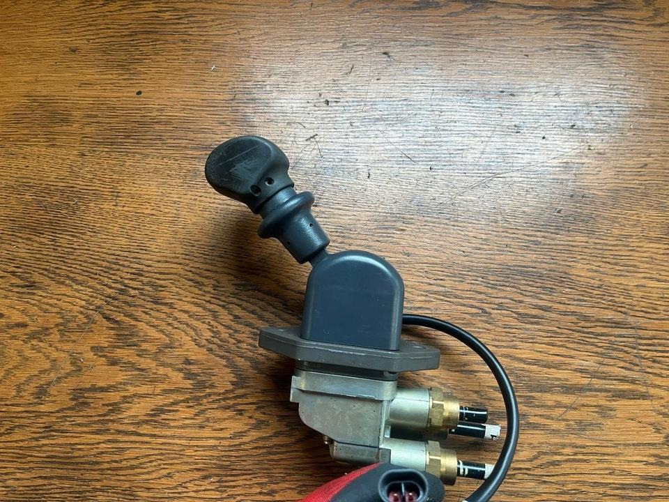 IVECO Stralis KNORR-BREMSE Bremsventil Handbremsventil DPM90EY - Válvula de freno para Camión: foto 4 IVECO Stralis KNORR-BREMSE Bremsventil Handbremsventil DPM90EY - Válvula de freno para Camión: foto 4