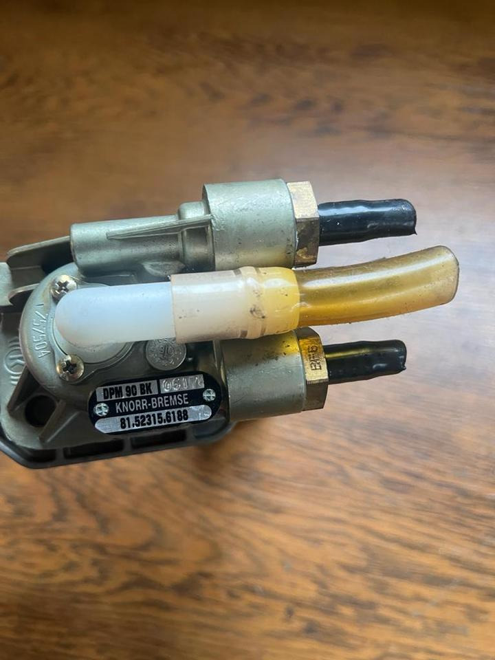 MAN Bremsventil Feststellbremse Handbremsventil 81.52315.6188 - Válvula de freno para Camión: foto 2 MAN Bremsventil Feststellbremse Handbremsventil 81.52315.6188 - Válvula de freno para Camión: foto 2