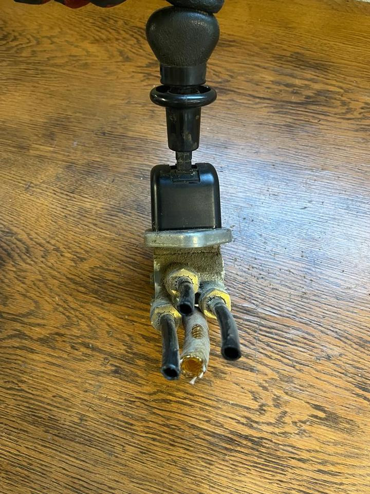 MAN Bremsventil Feststellbremse Handbremsventil 9617231180 - Válvula de freno para Camión: foto 4 MAN Bremsventil Feststellbremse Handbremsventil 9617231180 - Válvula de freno para Camión: foto 4