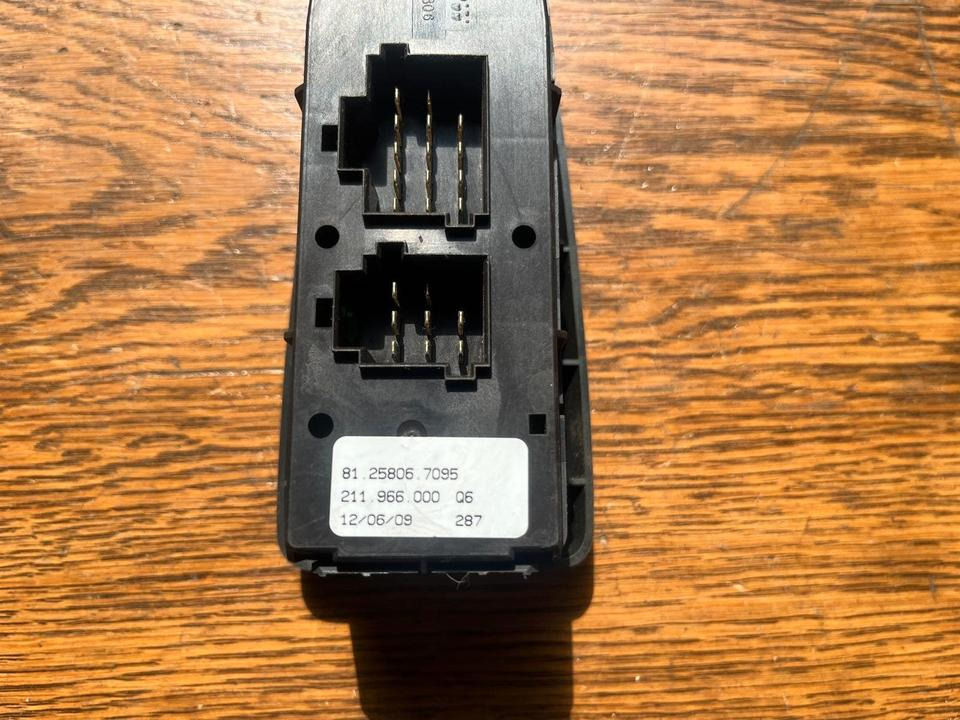 MAN Fensterheber Schalter 81258067095 - Ventana y piezas para Camión: foto 2 MAN Fensterheber Schalter 81258067095 - Ventana y piezas para Camión: foto 2