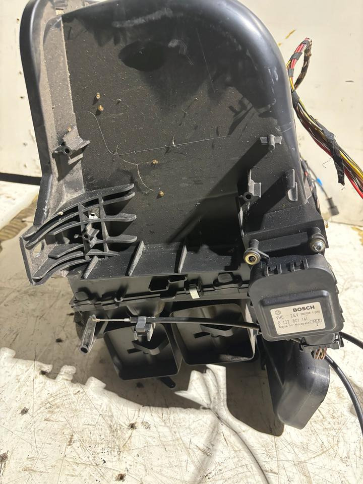 MAN TGA Innenraum Gebläse/Heizung 81.61900.6395 - Ventilador para Camión: foto 4 MAN TGA Innenraum Gebläse/Heizung 81.61900.6395 - Ventilador para Camión: foto 4