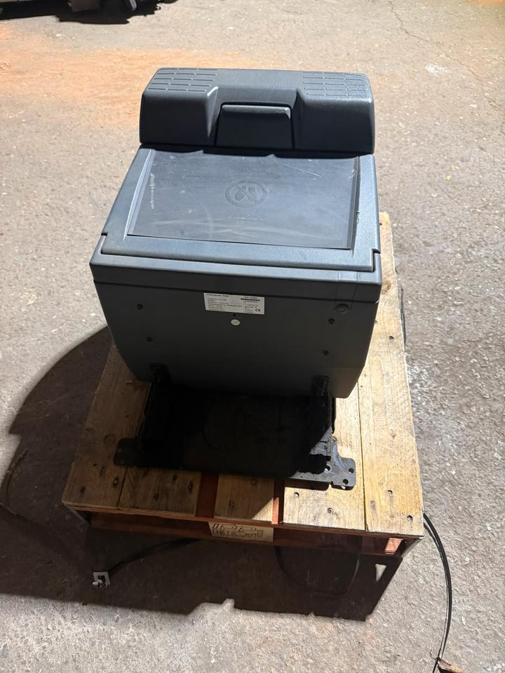 MAN TGA Kühlschrank 81.63910.6016 - Cabina e interior para Camión: foto 2 MAN TGA Kühlschrank 81.63910.6016 - Cabina e interior para Camión: foto 2