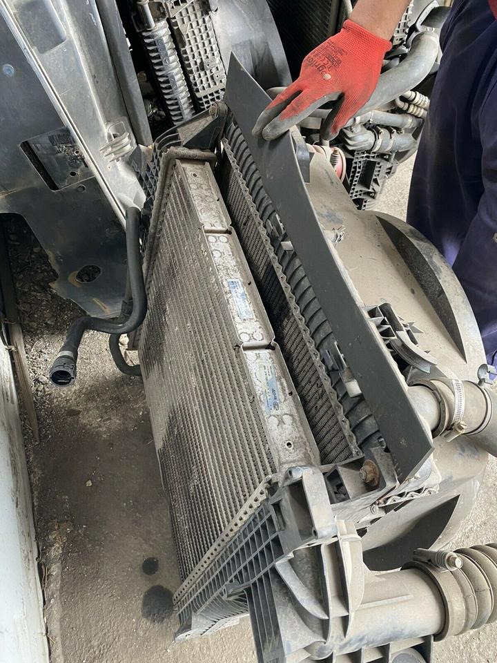 MAN TGL Kühlerpaket Wasserkühler Radiator Kühler - Radiador para Camión: foto 2 MAN TGL Kühlerpaket Wasserkühler Radiator Kühler - Radiador para Camión: foto 2