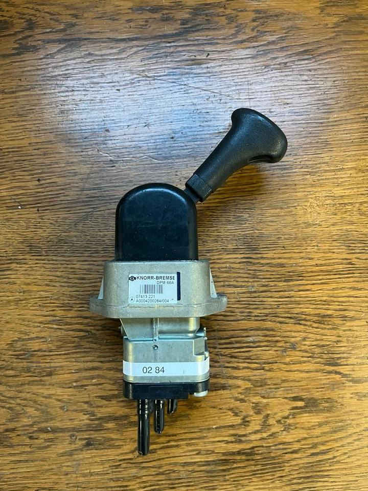 Mercedes  Bremsventil Feststellbremse Handbremsventil A0004200284 - Válvula de freno para Camión: foto 1 Mercedes  Bremsventil Feststellbremse Handbremsventil A0004200284 - Válvula de freno para Camión: foto 1