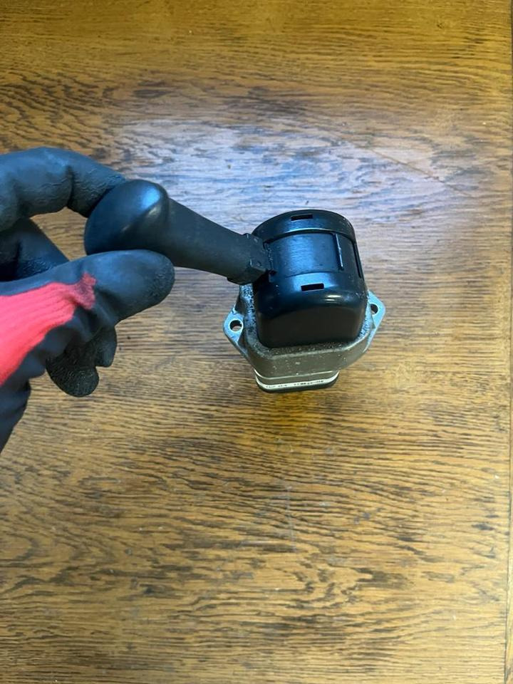 Mercedes  Bremsventil Feststellbremse Handbremsventil A0004200284 - Válvula de freno para Camión: foto 3 Mercedes  Bremsventil Feststellbremse Handbremsventil A0004200284 - Válvula de freno para Camión: foto 3