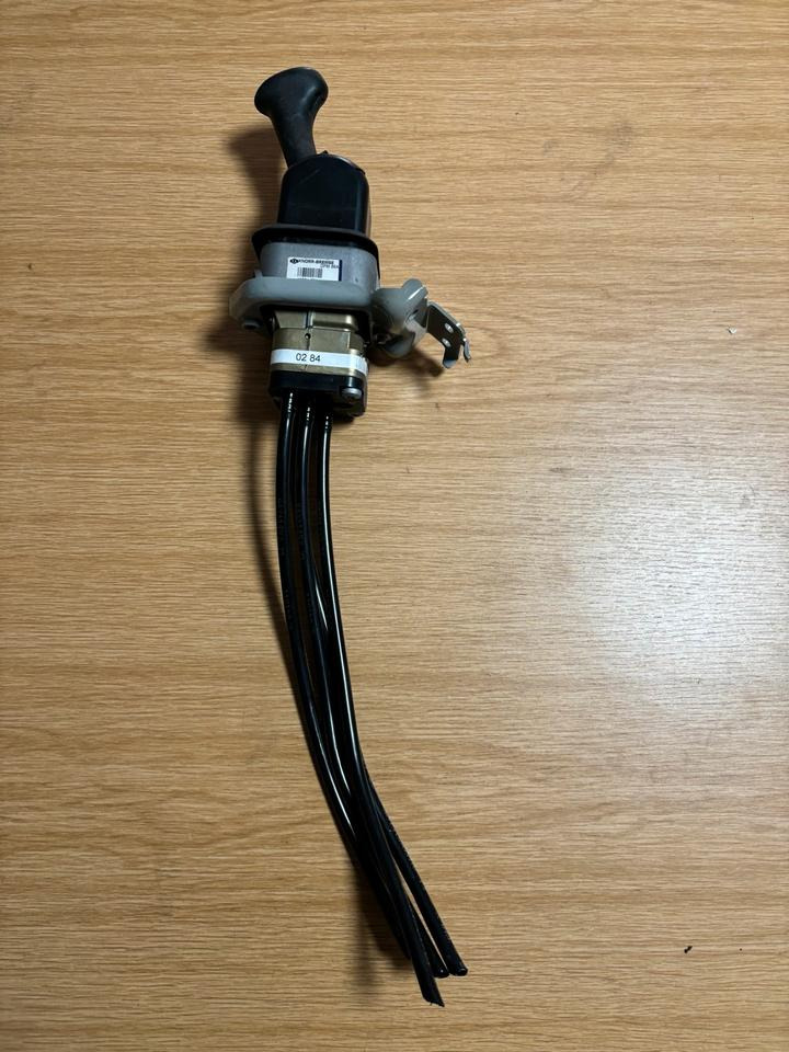 Mercedes KNORR-BREMSE Bremsventil  Handbremsventil  A0004200284 - Válvula de freno para Camión: foto 1 Mercedes KNORR-BREMSE Bremsventil  Handbremsventil  A0004200284 - Válvula de freno para Camión: foto 1