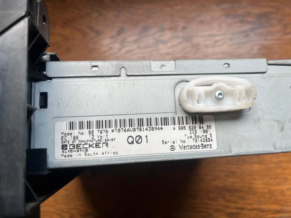 Mercedes Sprinter CD Radio 12V A9068200486 - Cabina e interior para Camión: foto 2 Mercedes Sprinter CD Radio 12V A9068200486 - Cabina e interior para Camión: foto 2