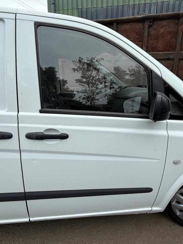 Mercedes VITO Beifahrertür Rechts komplett BJ 2012 - Puerta y piezas para Furgoneta: foto 1 Mercedes VITO Beifahrertür Rechts komplett BJ 2012 - Puerta y piezas para Furgoneta: foto 1