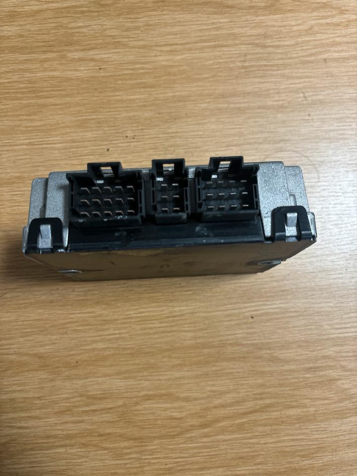 Renault FCU H 24V Beleuchtungssteuergerät 7420753000 - Unidad de control para Camión: foto 3 Renault FCU H 24V Beleuchtungssteuergerät 7420753000 - Unidad de control para Camión: foto 3