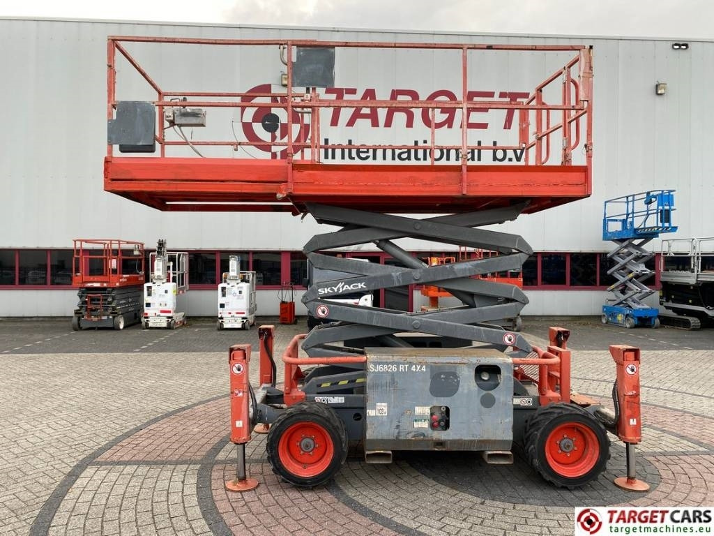 SkyJack SJ6826 RT Diesel 4x4 Scissor Work Lift 992cm - Plataforma de tijeras: foto 5 SkyJack SJ6826 RT Diesel 4x4 Scissor Work Lift 992cm - Plataforma de tijeras: foto 5