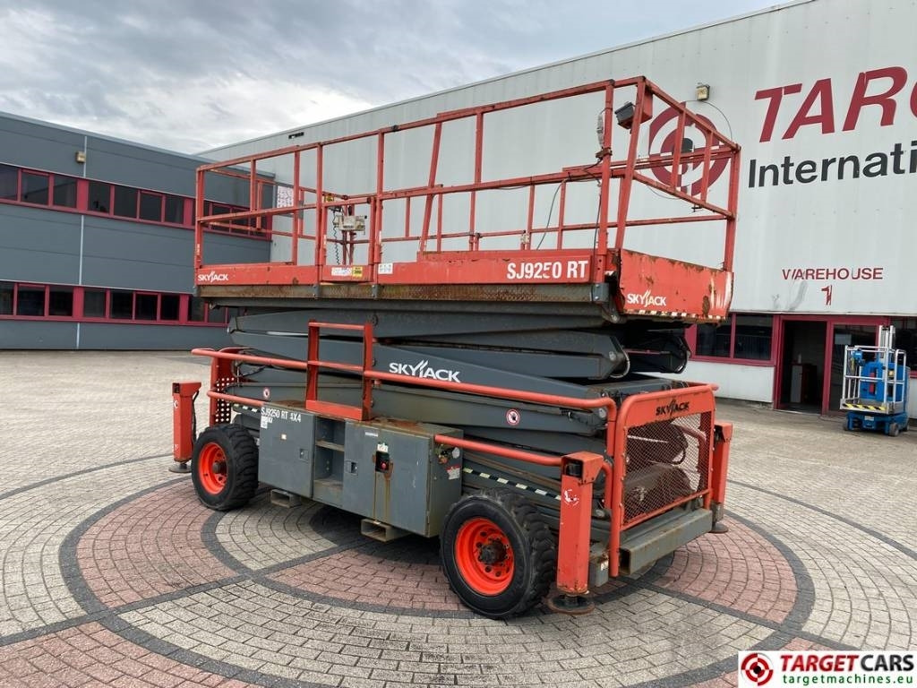 SkyJack SJ9250 RT Diesel 4x4 Scissor 9250 Work Lift 1720cm - Plataforma de tijeras: foto 4 SkyJack SJ9250 RT Diesel 4x4 Scissor 9250 Work Lift 1720cm - Plataforma de tijeras: foto 4