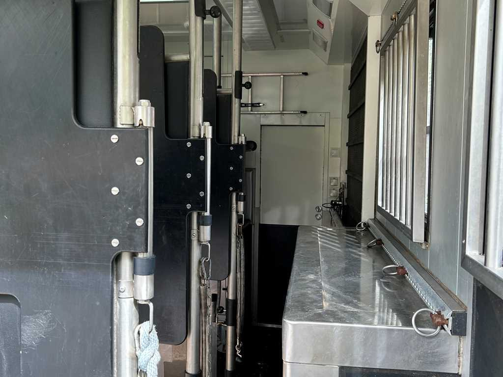 Volvo STX FL, FOR 6 PEOPLE, FOR TRANSPORTING FIVE HORSES, CAMERA, 2X HYDRAULIC FRONT - Camión para caballos: foto 5 Volvo STX FL, FOR 6 PEOPLE, FOR TRANSPORTING FIVE HORSES, CAMERA, 2X HYDRAULIC FRONT - Camión para caballos: foto 5
