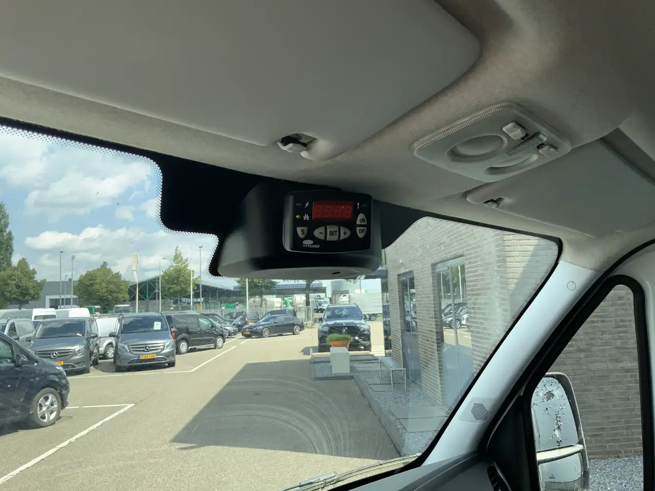 Iveco Daily 35C13 2.3 375 Automaat Koelmeubelbak Deuren Dag&Na - Furgoneta frigorifica: foto 5 Iveco Daily 35C13 2.3 375 Automaat Koelmeubelbak Deuren Dag&Na - Furgoneta frigorifica: foto 5