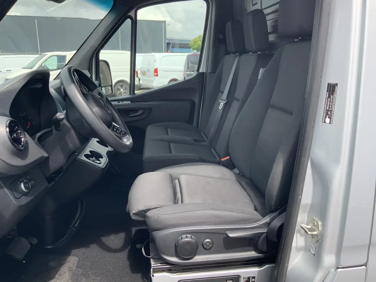 Mercedes-Benz Sprinter 315 1.9 CDI L2H2 Automaat 3 Zits Airco Navi Camera - Furgón: foto 5 Mercedes-Benz Sprinter 315 1.9 CDI L2H2 Automaat 3 Zits Airco Navi Camera - Furgón: foto 5