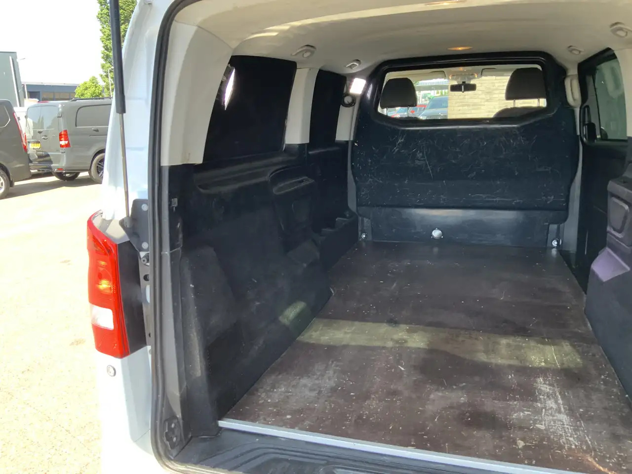 Leasing de Mercedes-Benz Vito Tourer XL 114 CDI Autom. Airco Cruise Camera Alu V Mercedes-Benz Vito Tourer XL 114 CDI Autom. Airco Cruise Camera Alu V: foto 14 Leasing de Mercedes-Benz Vito Tourer XL 114 CDI Autom. Airco Cruise Camera Alu V Mercedes-Benz Vito Tourer XL 114 CDI Autom. Airco Cruise Camera Alu V: foto 14