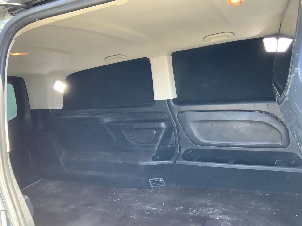 Leasing de Mercedes-Benz Vito Tourer XL 114 CDI Autom. Airco Cruise Camera Alu V Mercedes-Benz Vito Tourer XL 114 CDI Autom. Airco Cruise Camera Alu V: foto 19 Leasing de Mercedes-Benz Vito Tourer XL 114 CDI Autom. Airco Cruise Camera Alu V Mercedes-Benz Vito Tourer XL 114 CDI Autom. Airco Cruise Camera Alu V: foto 19