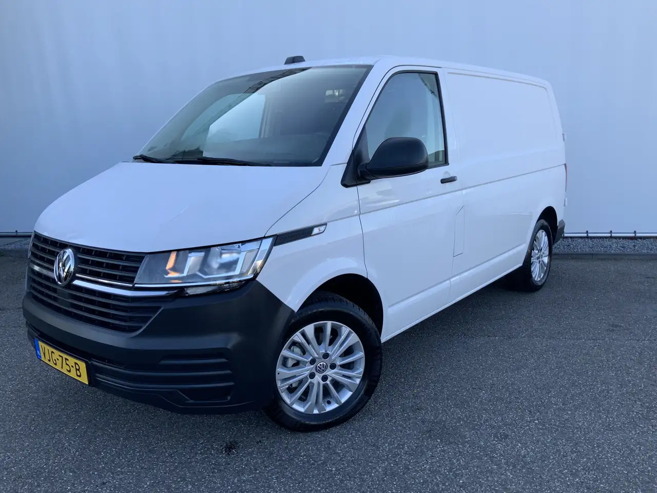 Volkswagen T6.1 Transporter 2.0 TDI L1H1 26 Economy Business Airco Cruise 3 Zi - Furgón: foto 1 Volkswagen T6.1 Transporter 2.0 TDI L1H1 26 Economy Business Airco Cruise 3 Zi - Furgón: foto 1
