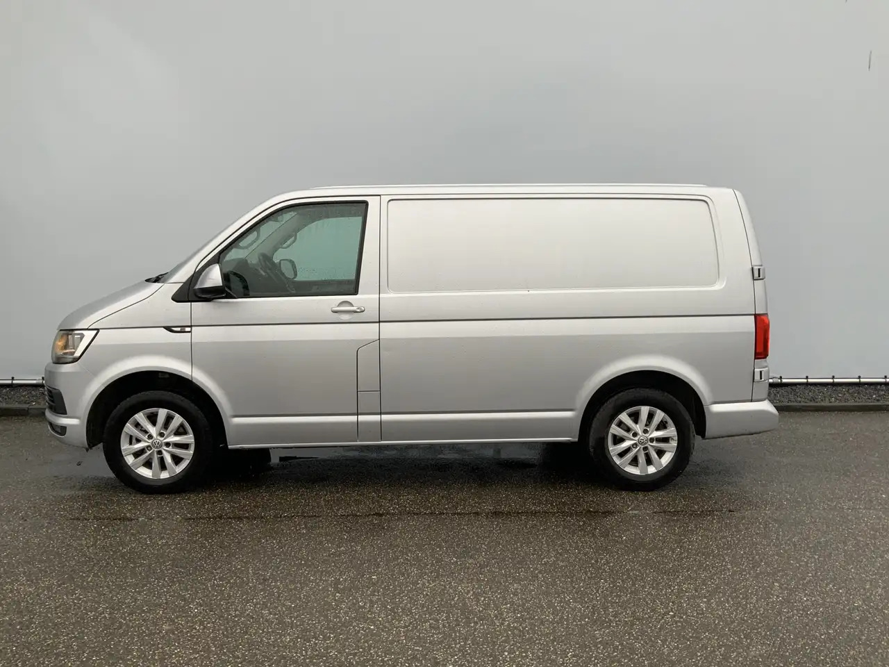 Volkswagen T6 Transporter 2.0 TDI L1H1 Highline Airco Cruise Alu Velg( R Por - Furgón: foto 3 Volkswagen T6 Transporter 2.0 TDI L1H1 Highline Airco Cruise Alu Velg( R Por - Furgón: foto 3