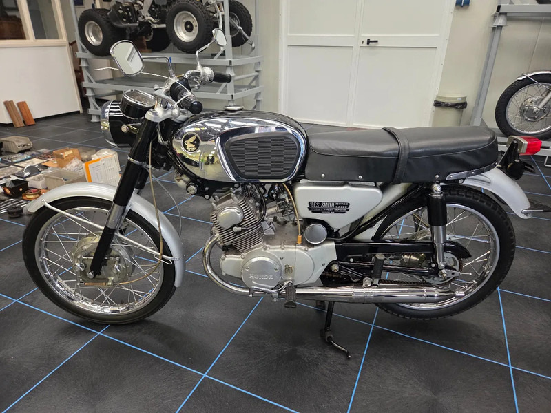 Honda CB160, Honda Dream SA en Honda CL77: 3 oldtimer motorfietsen - Motocicleta: foto 1 Honda CB160, Honda Dream SA en Honda CL77: 3 oldtimer motorfietsen - Motocicleta: foto 1