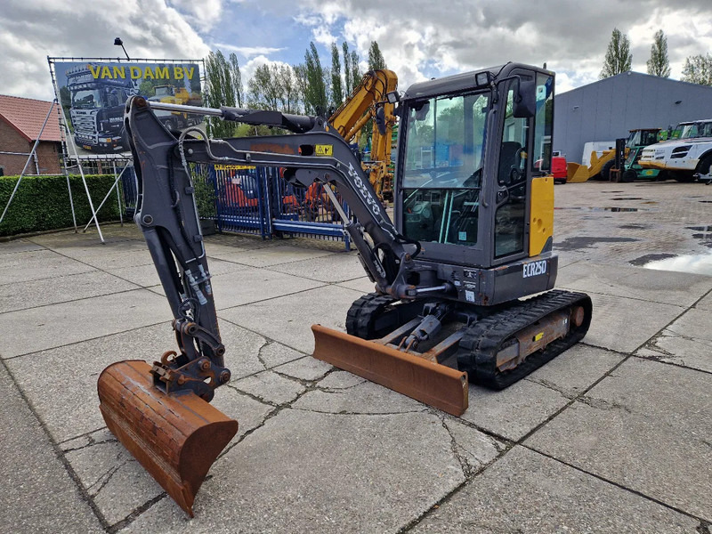 Miniexcavadora Volvo ECR25D met 2562 uur: foto 1