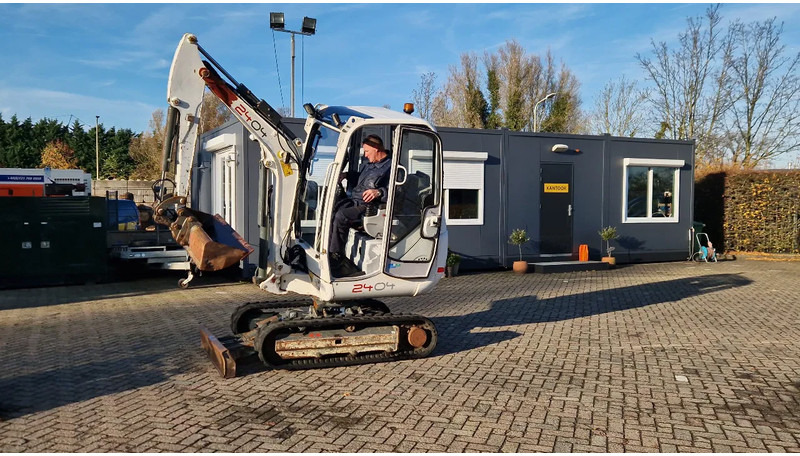 Miniexcavadora WACKER NEUSON 2404RD kan op een helling draaien: foto 13