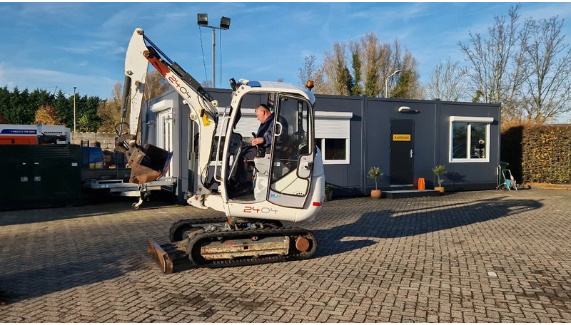 Miniexcavadora WACKER NEUSON 2404RD kan op een helling draaien: foto 14