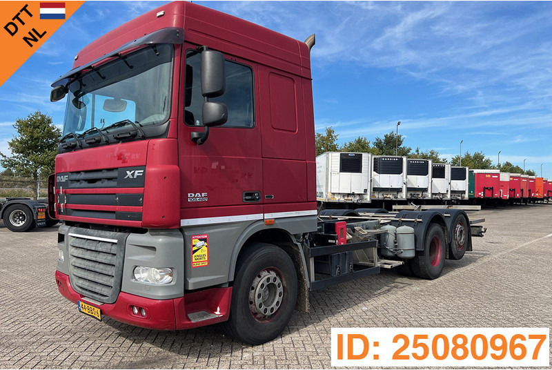 DAF XF105.460 Space Cab - Camión chasis: foto 1 DAF XF105.460 Space Cab - Camión chasis: foto 1