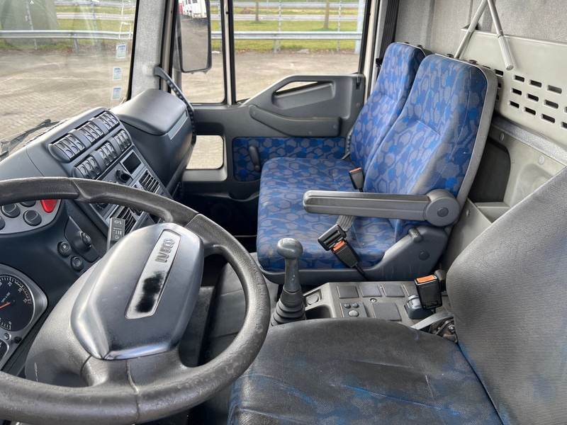 Foto del interior 1: Camión caja cerrada Iveco Eurocargo 65E13