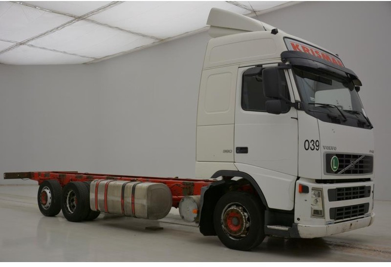 Volvo FH12.380 - 6x2 Globetrotter - Camión chasis: foto 2 Volvo FH12.380 - 6x2 Globetrotter - Camión chasis: foto 2