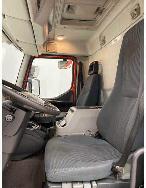 Foto del interior 1: Camión caja cerrada Volvo FL 240
