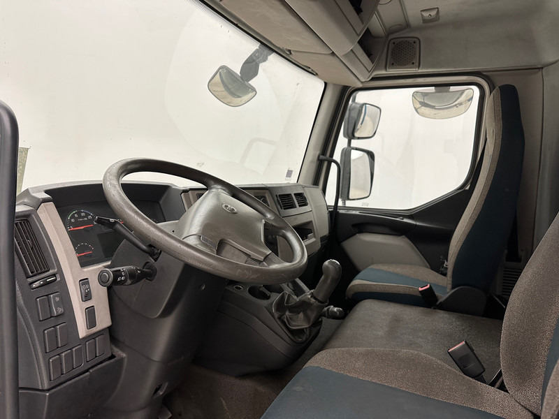 Foto del interior 1: Camión lona Volvo FL 250 Foto del interior 1: Camión lona Volvo FL 250