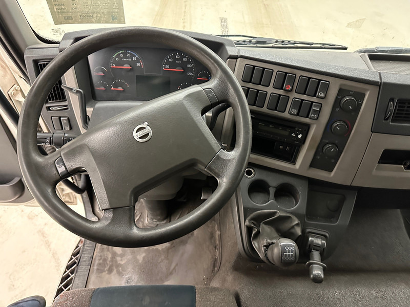 Foto del interior 2: Camión lona Volvo FL 250 Foto del interior 2: Camión lona Volvo FL 250