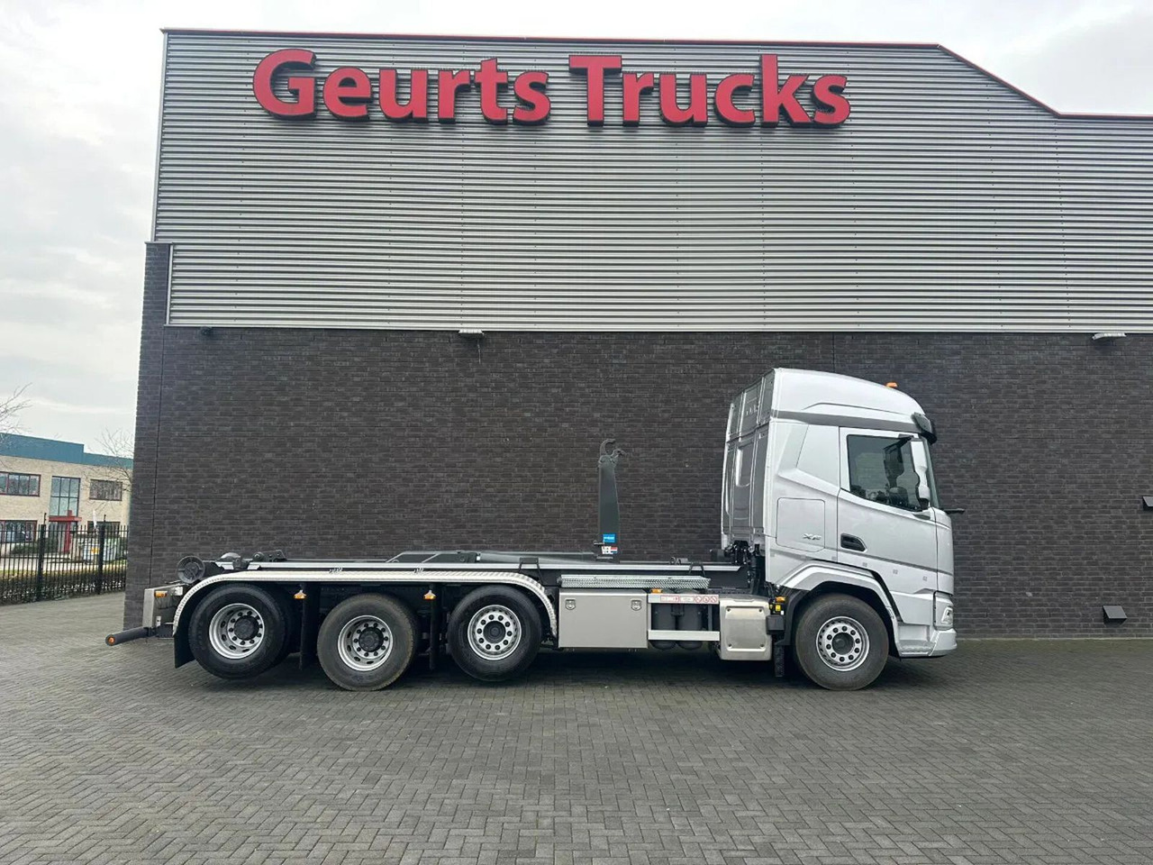 DAF XF 530 8X2 TRIPLE VDL S-30-6700 HAAKARMSYSTEEM/A - Camión multibasculante: foto 4 DAF XF 530 8X2 TRIPLE VDL S-30-6700 HAAKARMSYSTEEM/A - Camión multibasculante: foto 4