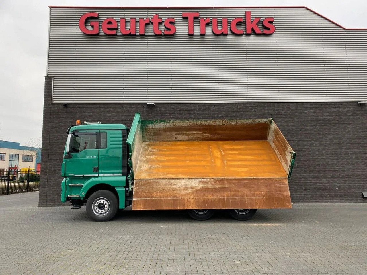 MAN TGX 26.560 6X4 BB + 3 ZIJDIGE KIPPER/TIPPER BORD - Camión volquete: foto 2 MAN TGX 26.560 6X4 BB + 3 ZIJDIGE KIPPER/TIPPER BORD - Camión volquete: foto 2