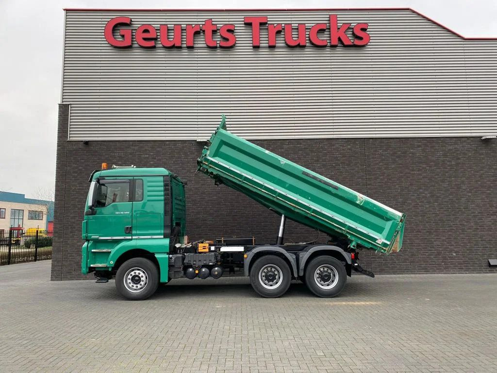 MAN TGX 26.560 6X4 BB + 3 ZIJDIGE KIPPER/TIPPER BORD - Camión volquete: foto 1 MAN TGX 26.560 6X4 BB + 3 ZIJDIGE KIPPER/TIPPER BORD - Camión volquete: foto 1