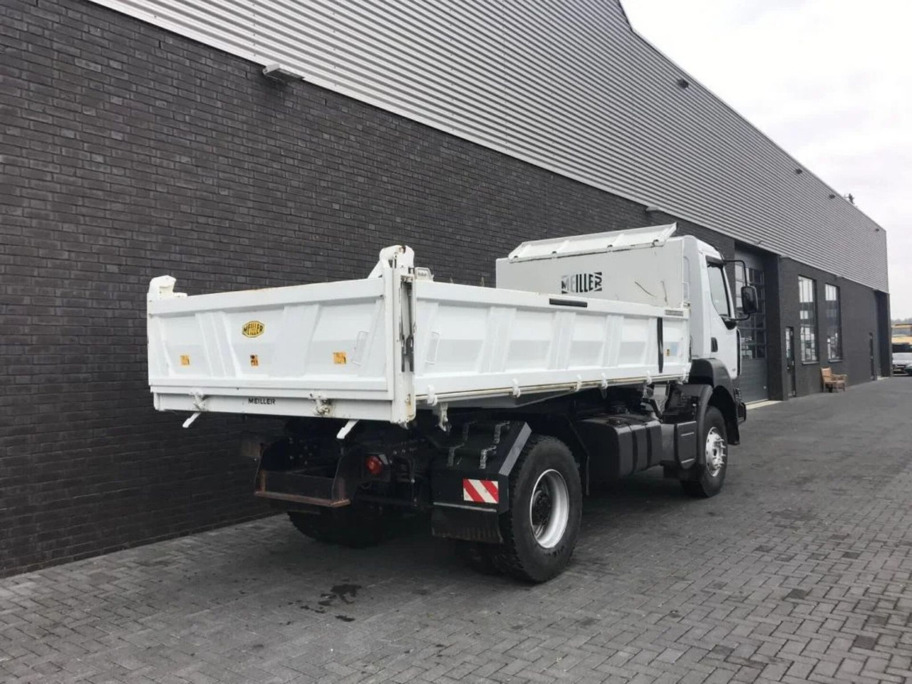 Renault Kerax 330 DXI 4X2 KIPPER/TIPPER ONLY 27.000 KM ! - Camión volquete: foto 5 Renault Kerax 330 DXI 4X2 KIPPER/TIPPER ONLY 27.000 KM ! - Camión volquete: foto 5