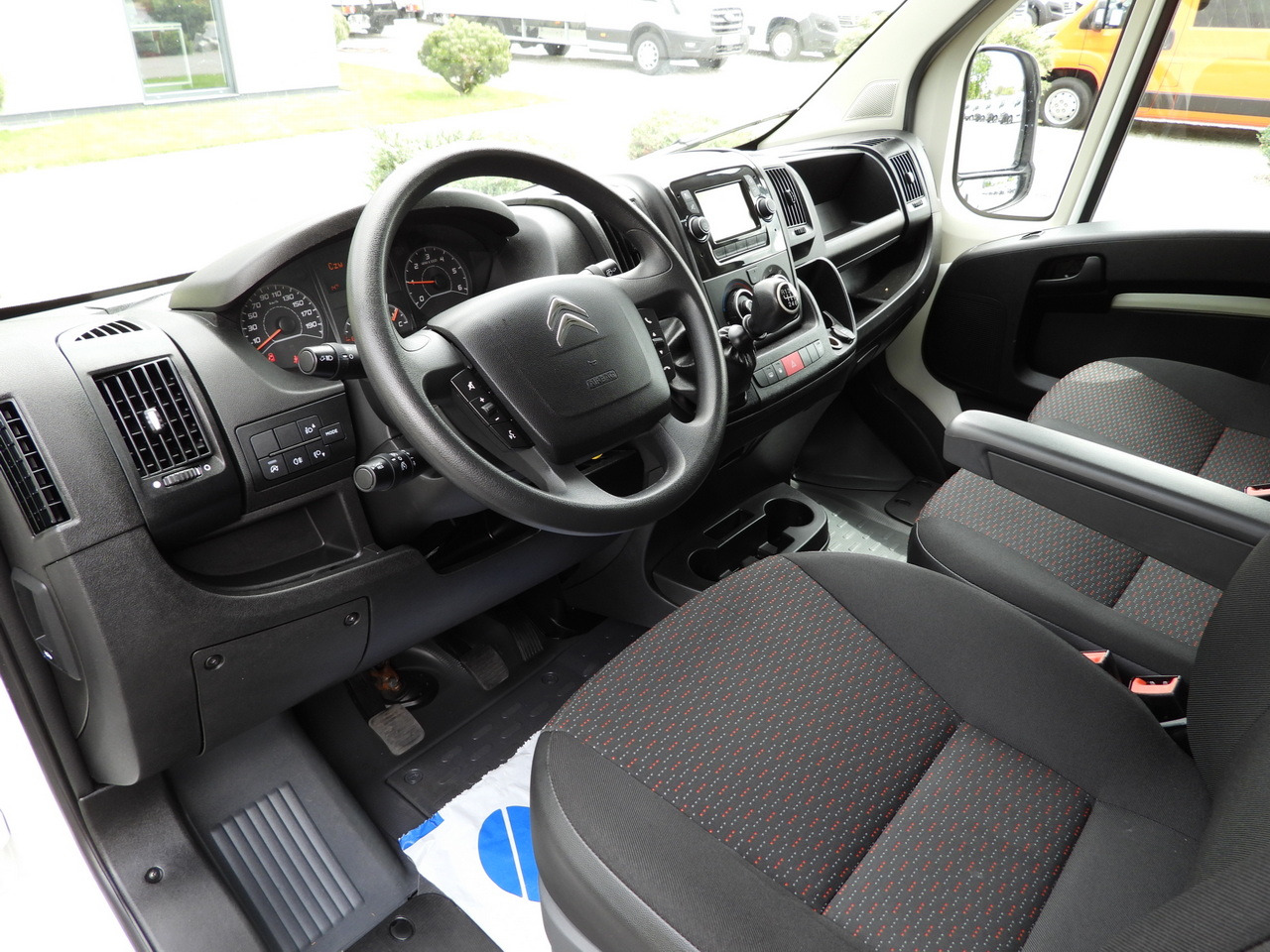 CITROEN JUMPER BOX LIFT 8 PALLETS CRUISE CONTROL NAVIGATION AIR CONDITIONING 165HP - Furgoneta caja cerrada: foto 2 CITROEN JUMPER BOX LIFT 8 PALLETS CRUISE CONTROL NAVIGATION AIR CONDITIONING 165HP - Furgoneta caja cerrada: foto 2