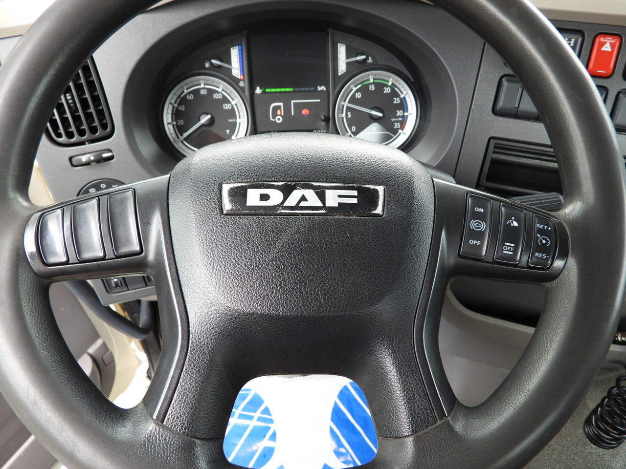 Camión volquete DAF LF 180 THREE-WAY TIPPER CRUISE CONTROL LED LIGHTS AUTOMATIC TRANSMISSION  TWIN WHEELS AIR CONDITIONING  180HP: foto 37