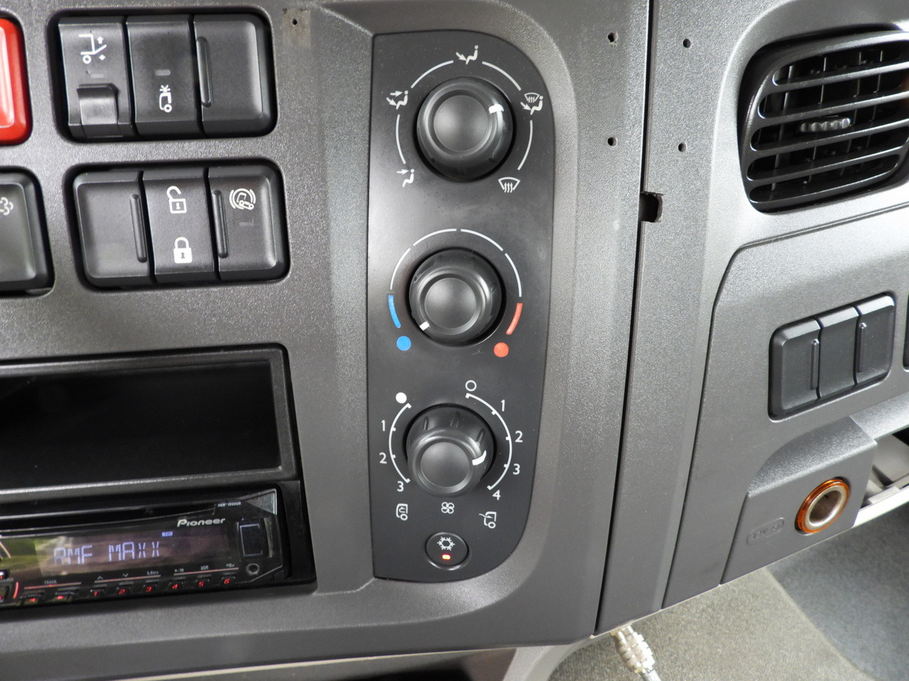 Camión volquete DAF LF 180 THREE-WAY TIPPER CRUISE CONTROL LED LIGHTS AUTOMATIC TRANSMISSION  TWIN WHEELS AIR CONDITIONING  180HP: foto 43