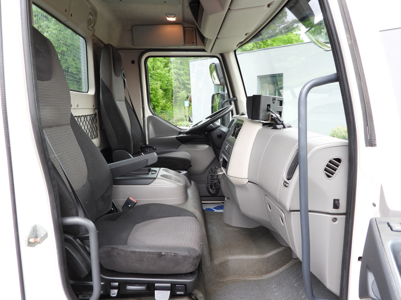 Camión volquete DAF LF 180 THREE-WAY TIPPER CRUISE CONTROL LED LIGHTS AUTOMATIC TRANSMISSION  TWIN WHEELS AIR CONDITIONING  180HP: foto 47