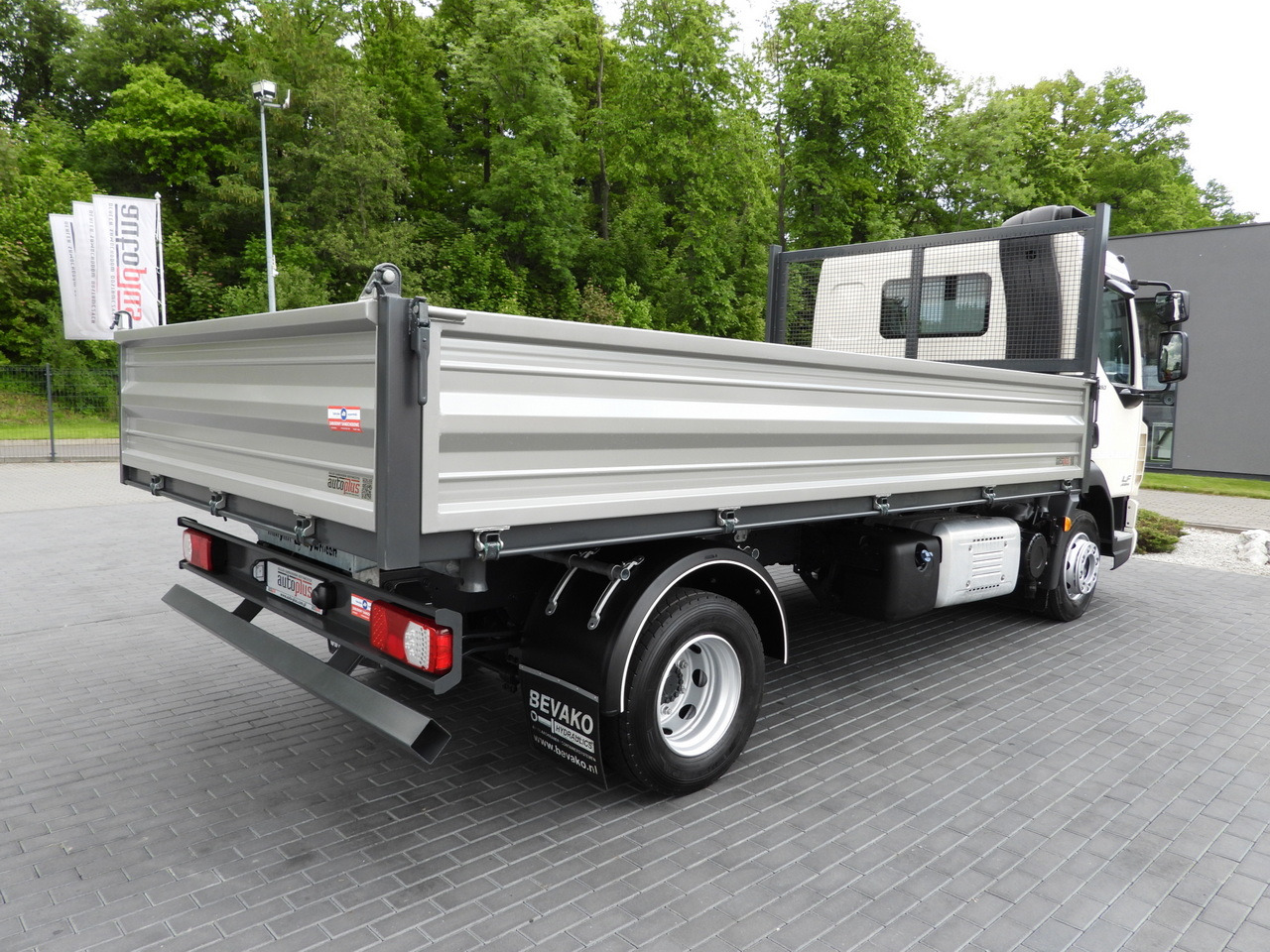 Camión volquete DAF LF 180 THREE-WAY TIPPER CRUISE CONTROL LED LIGHTS AUTOMATIC TRANSMISSION  TWIN WHEELS AIR CONDITIONING  180HP: foto 16