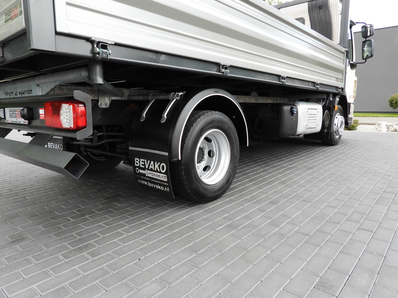 Camión volquete DAF LF 180 THREE-WAY TIPPER CRUISE CONTROL LED LIGHTS AUTOMATIC TRANSMISSION  TWIN WHEELS AIR CONDITIONING  180HP: foto 19