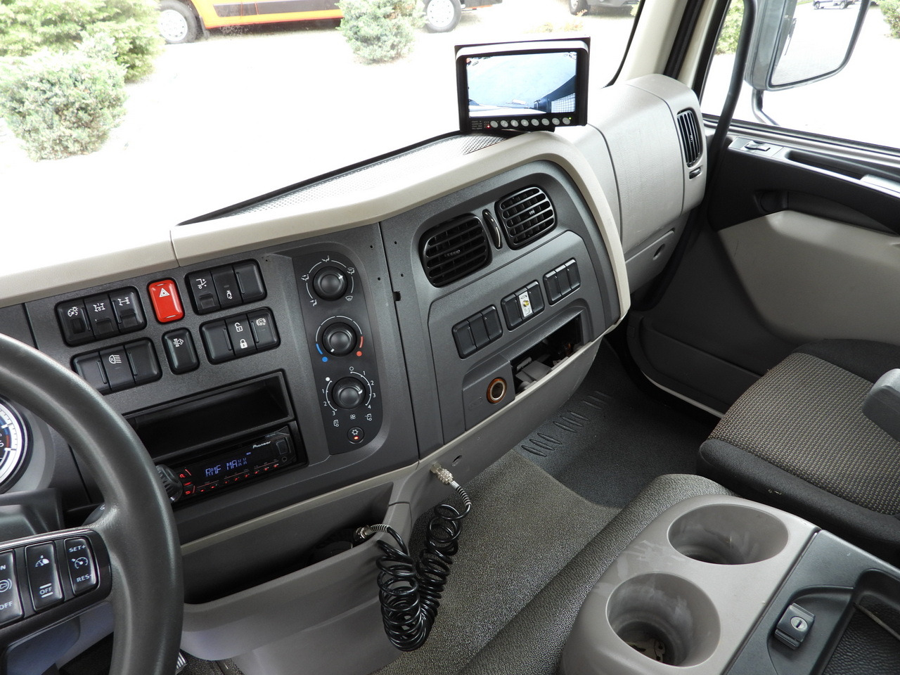 Camión volquete DAF LF 180 THREE-WAY TIPPER CRUISE CONTROL LED LIGHTS AUTOMATIC TRANSMISSION  TWIN WHEELS AIR CONDITIONING  180HP: foto 38