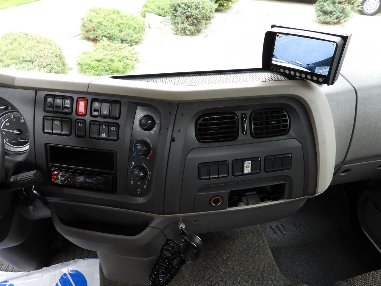 Camión volquete DAF LF 180 THREE-WAY TIPPER CRUISE CONTROL LED LIGHTS AUTOMATIC TRANSMISSION  TWIN WHEELS AIR CONDITIONING  180HP: foto 39